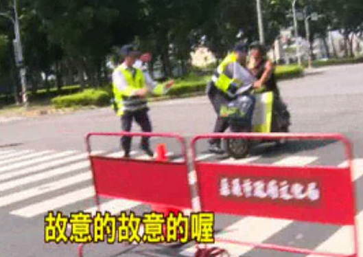 民進黨里長參選人騎摩托沖撞員警 民進黨里長參選人騎摩托沖撞員警