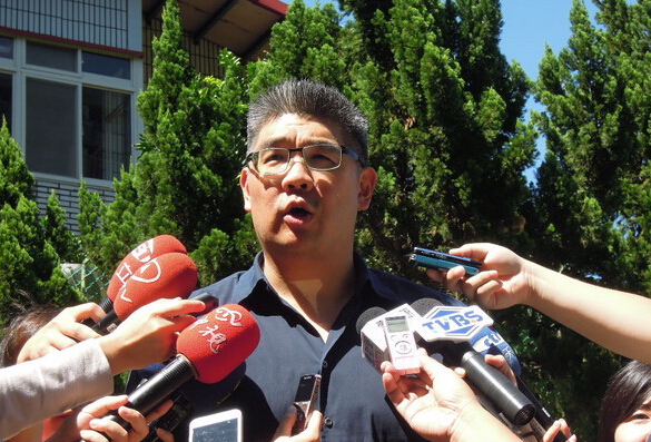 連勝文接受媒體聯(lián)訪。(臺(tái)媒圖) 連勝文接受媒體聯(lián)訪。(臺(tái)媒圖)