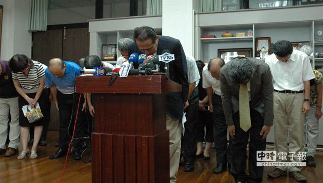 屏東縣長曹啟鴻帶領一級主管為餿油案鞠躬道歉 屏東縣長曹啟鴻帶領一級主管為餿油案鞠躬道歉