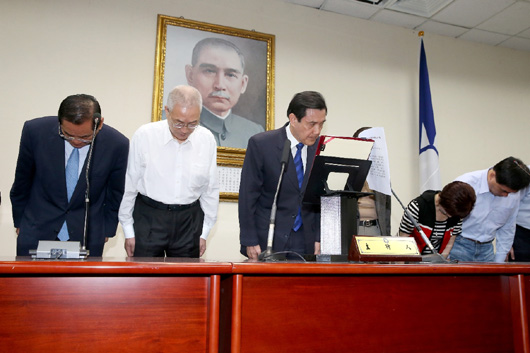 國民黨在縣市長選舉中受到重挫,黨主席馬英九率黨內高層在記者會上鞠躬道歉 國民黨在縣市長選舉中受到重挫,黨主席馬英九率黨內高層在記者會上鞠躬道歉