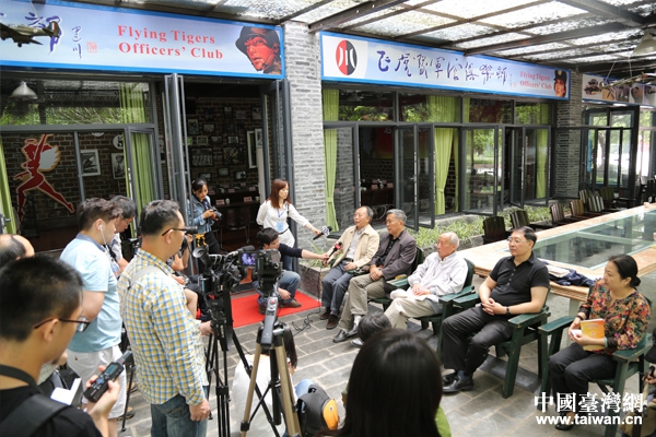 兩岸記者采訪抗戰(zhàn)老兵及后代。(中國臺灣網(wǎng)記者 宣玲玲 攝) 兩岸記者采訪抗戰(zhàn)老兵及后代。(中國臺灣網(wǎng)記者 宣玲玲 攝)