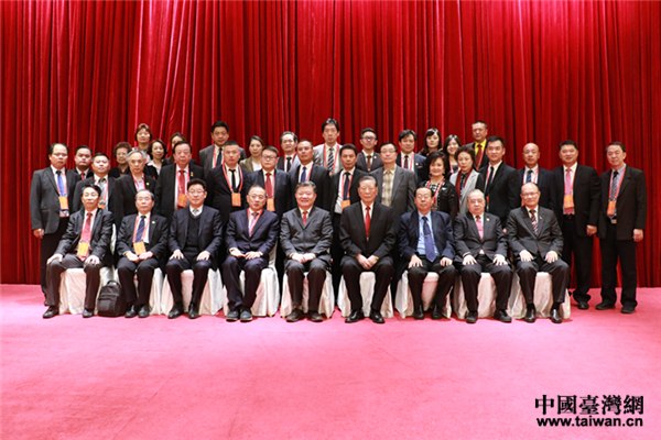 全國人大常委會(huì)副委員長、中國統(tǒng)促會(huì)副會(huì)長陳竺和亞洲地區(qū)統(tǒng)促會(huì)聯(lián)合總會(huì)訪問團(tuán)一行合影留念 全國人大常委會(huì)副委員長、中國統(tǒng)促會(huì)副會(huì)長陳竺和亞洲地區(qū)統(tǒng)促會(huì)聯(lián)合總會(huì)訪問團(tuán)一行合影留念