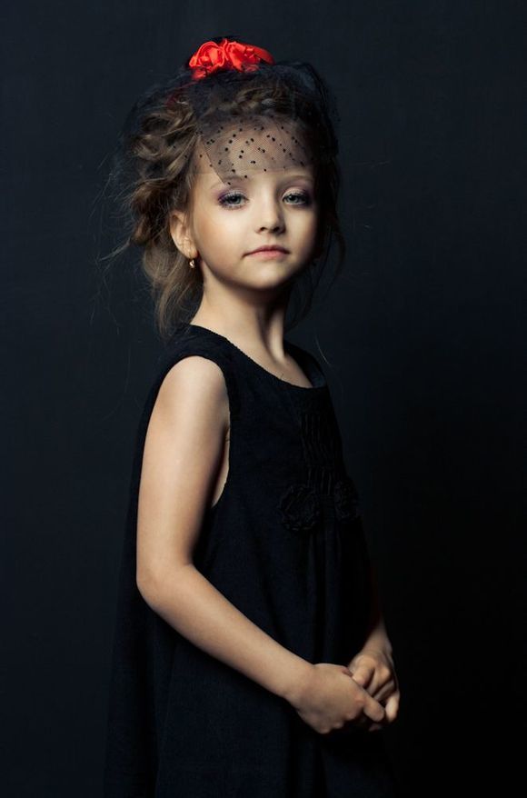 �������ˊʘ�Ӎ ���_˹�}��ͯģ��������(Angelina Kurkina)�l��һ�M����,��Ƭ��С�������Ͱ�׃,�·��`�䷲�g��