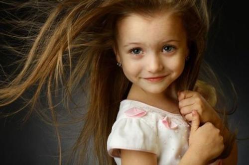 �������ˊʘ�Ӎ ���_˹�}��ͯģ��������(Angelina Kurkina)�l��һ�M����,��Ƭ��С�������Ͱ�׃,�·��`�䷲�g��