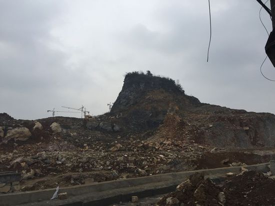 �����ұ����w���ݵĵط�����һƬ�U��