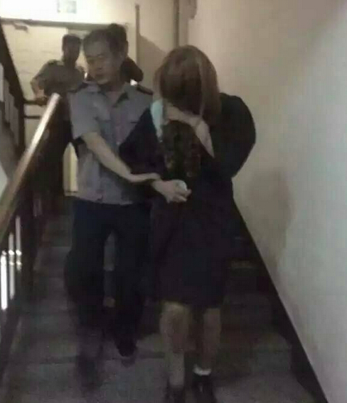 �ЌW����ʾ��ԓ���Ӻܿ�����ԓУ�W�������ܲ�ֹһ�ˡ����f��߀δ�õ��ٷ��C����Ҳ�б����˷Q��ԓ���ӱ��l�F������ʾ�Լ��ǁ���Ů���ѵ���