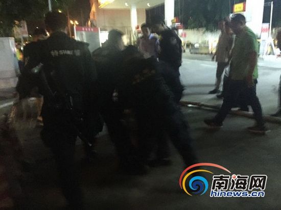 海口男子加油站內欲澆油自殘 已被警方控制 海口男子加油站內欲澆油自殘 已被警方控制