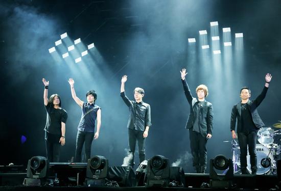 五月天粉絲攢一個月錢買到假票 鳥巢外淚奔 五月天粉絲攢一個月錢買到假票 鳥巢外淚奔