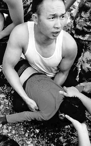 昆明“堅持哥”救活溺水兒童 走紅網(wǎng)絡(luò)被點贊 昆明“堅持哥”救活溺水兒童 走紅網(wǎng)絡(luò)被點贊