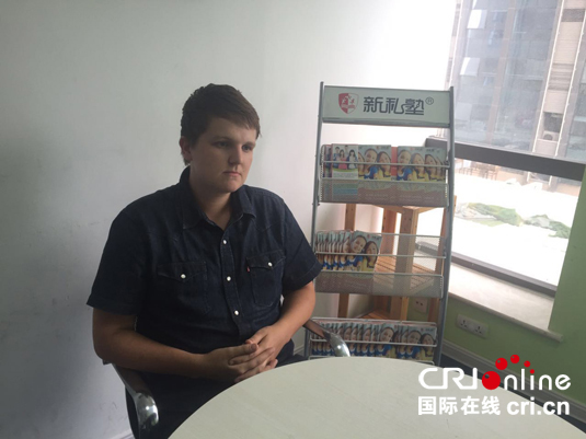 �DƬĬ�J���}