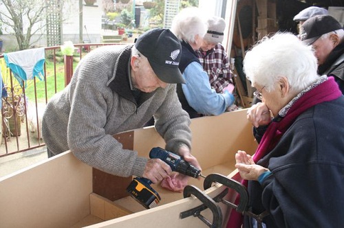 老人們一起制作棺材