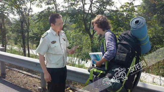 21歲俄羅斯女孩窮游中國 為搭便車走上高速公路 21歲俄羅斯女孩窮游中國 為搭便車走上高速公路