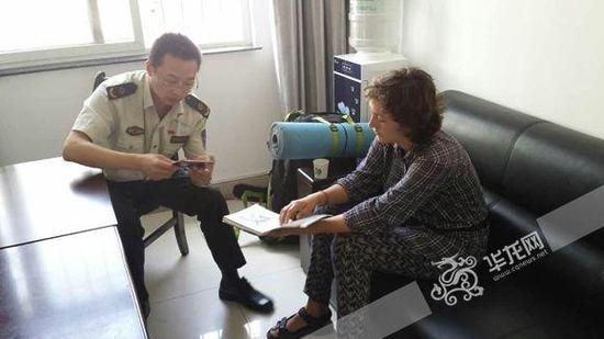 21歲俄羅斯女孩窮游中國 為搭便車走上高速公路 21歲俄羅斯女孩窮游中國 為搭便車走上高速公路