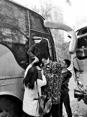 中科院大學校車追尾公交 前排女生被甩下座位 中科院大學校車追尾公交 前排女生被甩下座位