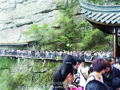 浙江最長玻璃棧道人氣爆棚 有游客睡停車場 浙江最長玻璃棧道人氣爆棚 有游客睡停車場