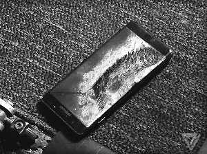 格林的手機(jī)。(圖片來(lái)源:“臨界點(diǎn)”網(wǎng)站)