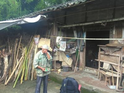 說起3年前為申請補助請鄉、村干部吃飯的事,鐘廣福落淚了。