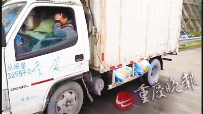 送貨司機為雙11拼命塞貨 底盤兩邊也被塞滿(圖) 送貨司機為雙11拼命塞貨 底盤兩邊也被塞滿(圖)