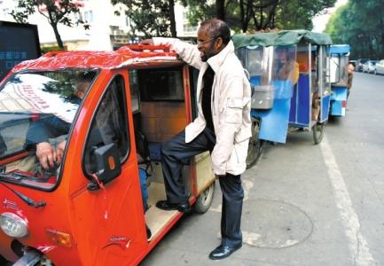 迪亞拉已經(jīng)融入了成都的生活,經(jīng)常坐著火三輪去超市購物。