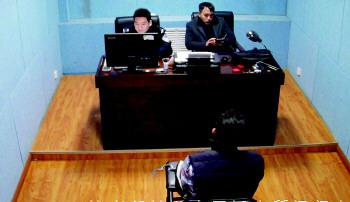 民警調(diào)查案情。