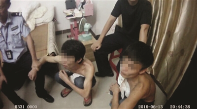 因?yàn)閮鹤觿偝錾徒拥酱黉N電話,網(wǎng)名叫“佳佳拍”的邱某決定去追查信息泄露渠道,卻意外發(fā)現(xiàn)販賣個(gè)人信息的“金礦”,他立即加入這個(gè)行業(yè),一年多時(shí)間內(nèi)通過近百個(gè)QQ群發(fā)展3萬多人,倒賣個(gè)人信息大賺差價(jià)。同時(shí),他還將維護(hù)多家著名網(wǎng)購平臺(tái)的公司高管拉下水做“內(nèi)鬼”,販賣最新的個(gè)人網(wǎng)購信息。