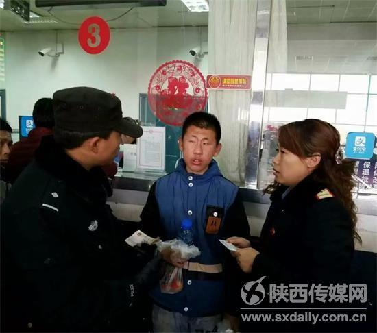 榆林火車站工作人員向王強(qiáng)詢問情況