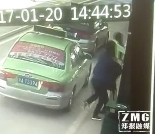 到車?yán)锬贸隼苯匪娤蚬芾砣藛T 視頻截圖