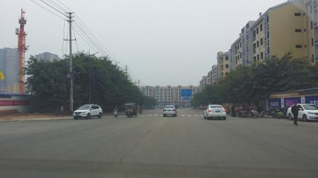 事發(fā)資陽(yáng)市城東新區(qū)寶臺(tái)大道半山風(fēng)情小區(qū)附近。