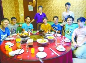 王利華(左一站立)與學生在試酒現場。