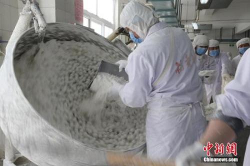 稻香村員工加緊生產元宵。中新社記者 楊可佳 攝