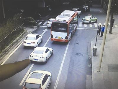 百萬GTR在人民南路進(jìn)行方向,與二環(huán)路交匯口實(shí)線變道