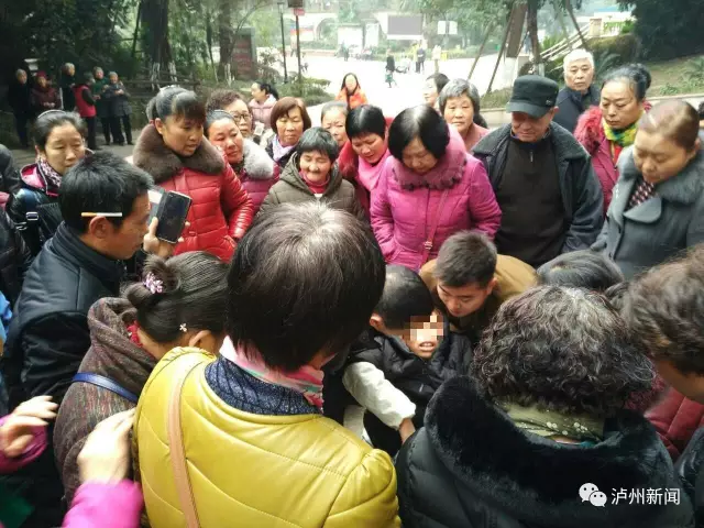 �Ĵ�һ����Ů���˹����l�F���������݃� �ӷ���ץ