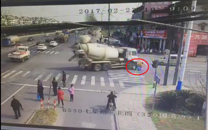 2��27������10�c(di��n)38�����ң��㽭���d���Ϻ��^(q��)���ǽֵ�320��(gu��)���c�d��·����ڣ�һ�vˮ������܇���D(zhu��n)�r(sh��)���c�ǙC(j��)��(d��ng)܇����һ�vֱ�еĶ�݆Ħ��܇�l(f��)����ײ��Ħ��܇��һ��(du��)���޺�һ��(g��)2�q���ӱ�����܇�¡��P(gu��n)�I�r(sh��)�̣�����ƴ���Ѻ����o(h��)�ڑ�����Ӻ��l(f��)�o�p�����������������뉺�����t(y��)�󱻽�֫�����K���ǣ��@λ�����ё���5��(g��)�£����]�����g(sh��)�ͺ����ί���ˎ���@��(g��)δ�����Č����y���ˣ��ְ����_Ҳ�܂��ˡ�