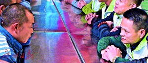 在番禺監(jiān)獄,周慶春和服刑人員交流,分享經(jīng)歷。