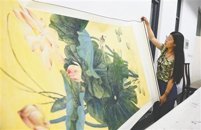 湯麗莎畫好的荷花 攝影記者 王效