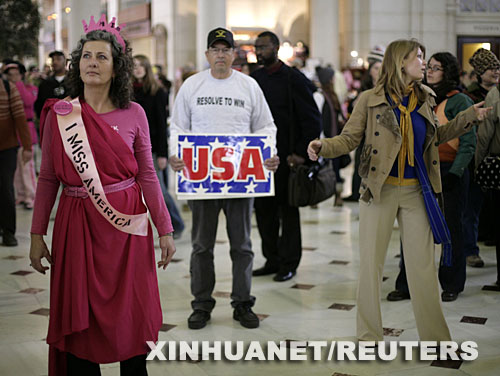 3��18�գ��������l(f��)�������ˑ�(zh��n)��5����֮�H��һЩ��������(zh��n)��ʿ�ڽ�ͨ�߷�r�΁����Aʢ�D��(li��n)��܇վ�e�з���(zh��n)����ʾ���� ���A��/·͸