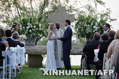  �@��5��11���ɰ׌m�l������Ƭ�@ʾ���ǣ�5��10�գ����ɺڸ��c����ղ���ڻ�Y�ϡ�10�հ�������ʲ���y�Đ�Ůղ���������ÿ��_˹�ݿ˄ڸ����r���e��¶���Y���c�����Ѿõ����Ѻڸ񹲽Y�B����