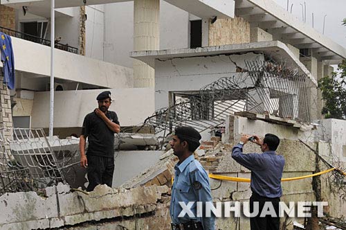 6月2日,在巴基斯坦首都伊斯蘭堡,警察在丹麥使館前警戒。丹麥駐巴基斯坦大使館附近當日發生一起自殺式汽車炸彈爆炸事件。新華社記者李忠發攝