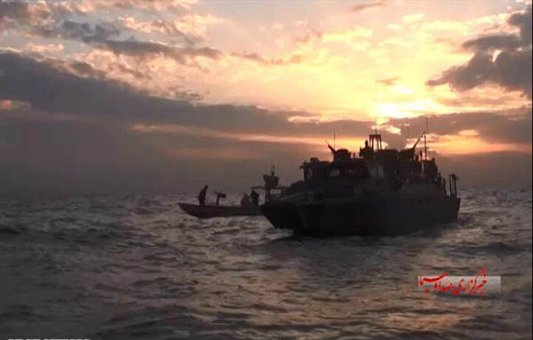 圖為美國(guó)大兵雙手抱頭 跪地道歉。