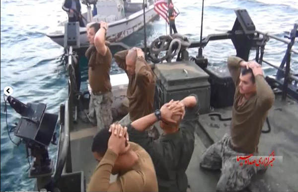 圖為美國(guó)大兵雙手抱頭 跪地道歉。