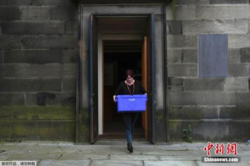 �Y�ψD����(d��ng)?sh��)ؕr�g2016��6��22�գ�Ӣ���۶�����Ӣ��Ó�W��Ͷ�ڼ�����(d��ng)?sh��)�ͶƱվ�?zh��n)�乤���M(j��n)���С�