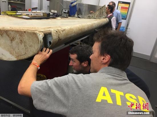 資料圖,澳大利亞堪培拉,澳大利亞和馬來西亞雙方人員對在坦桑尼亞發現的飛機碎片進行研究。