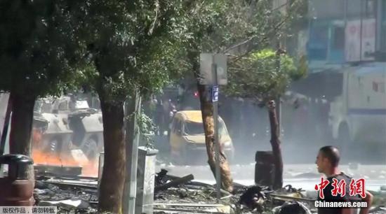 當(dāng)?shù)貢r(shí)間2016年9月12日,土耳其執(zhí)政黨正義與發(fā)展黨(正發(fā)黨)在該國(guó)東南部凡省的省黨部附近12日清晨發(fā)生汽車炸彈襲擊事件,目前已造成46人受傷。警方初步估計(jì),這起襲擊事件的目標(biāo)是正發(fā)黨在凡省的省黨部。 視頻:現(xiàn)場(chǎng):土耳其東南部城市發(fā)生爆炸 來(lái)源:央視網(wǎng)