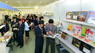 �DƬĬ�J���}