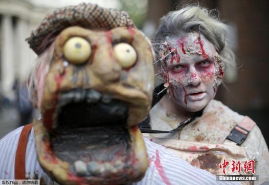 當地時間2016年10月8日,英國倫敦,民眾裝扮成僵尸走上街頭,慶祝世界僵尸日。