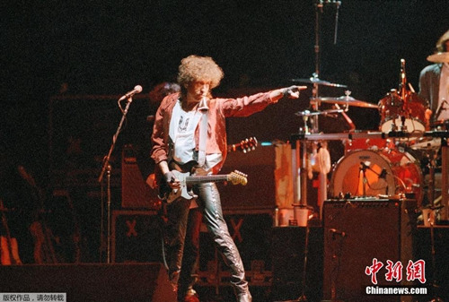 資料圖:從20世紀60年代至今,迪倫在流行音樂界和文化界活躍了半個多世紀。他的代表作品包括《答案在風中飄》和《時代在變》。圖為1986年,迪倫在演唱會上。