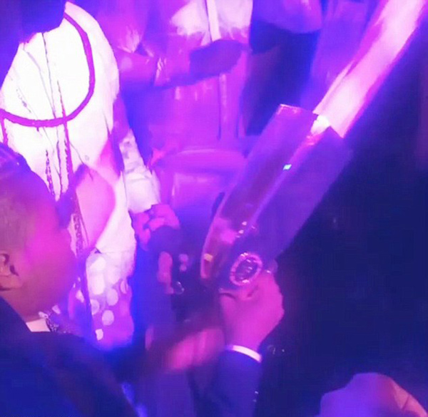 非洲億萬富翁在弟弟婚禮上大撒現金 非洲億萬富翁在弟弟婚禮上大撒現金