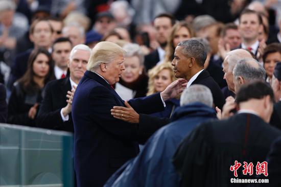 特朗普發(fā)表就職演說(shuō)后與奧巴馬交談。 中新社記者 廖攀 攝