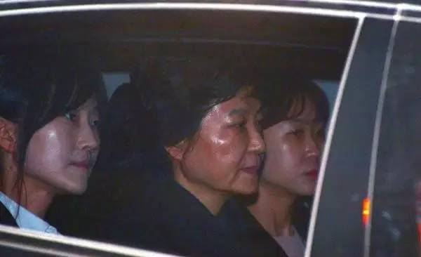 ���Ȼݱ��������PѺ�ѽ�һ���� �����v��ʲô?