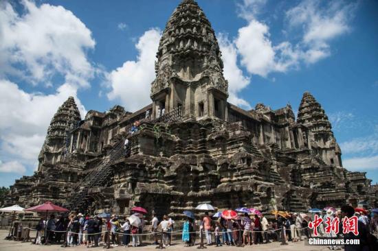 7月20日,柬埔寨暹粒著名景點(diǎn)小吳哥窟迎來眾多游客,呈現(xiàn)出一派火熱的旅游景象。圖為游客在小吳哥窟游覽。<a target='_blank' ><p align=